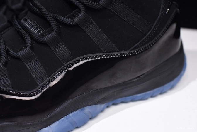 11 Air 378037-005 Cap Gown Jordan black and 0817